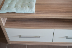 Individueller Schrank für den Flurbereich mit Sitzkissen